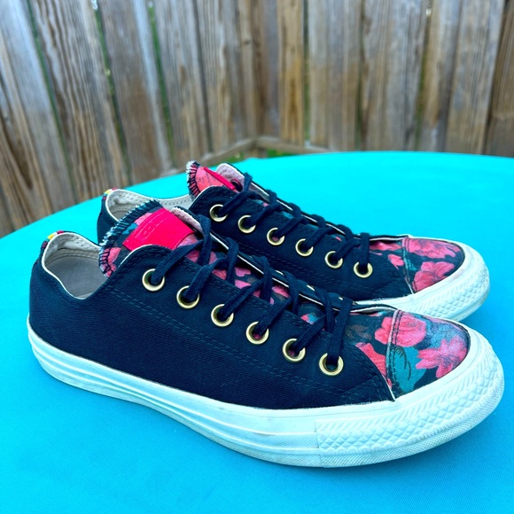 Converse Black with Red Flowers Women’s Low Top Sneakers size 8. - Picture 1 of 9